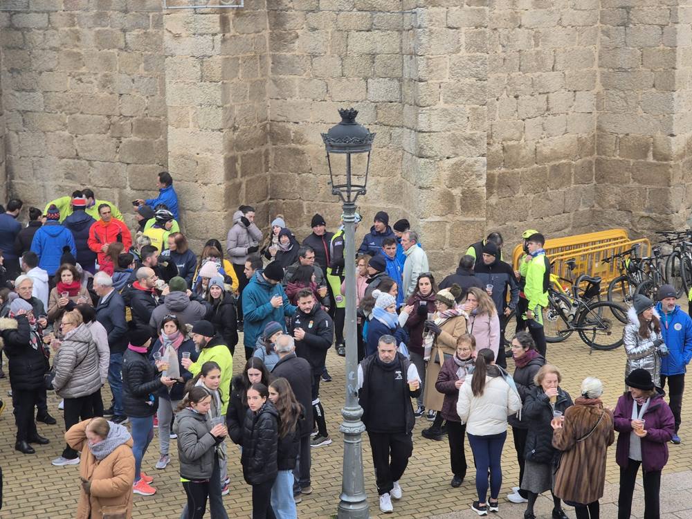 La niebla no frena el gesto de solidaridad atlético de Macotera