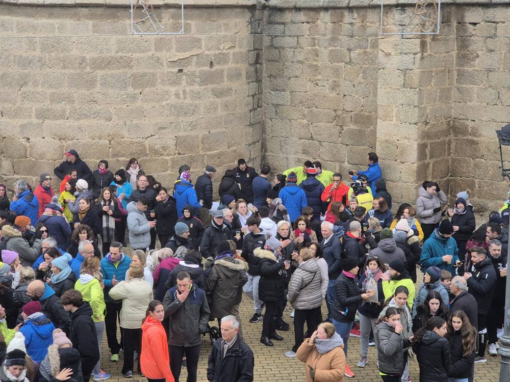 La niebla no frena el gesto de solidaridad atlético de Macotera