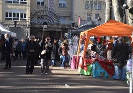 Imagen del público esta mañana en el mercadillo navideño celebrado en el parque municipal de La Corredera en Béjar