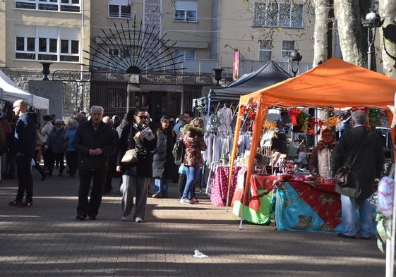 Imagen del público esta mañana en el mercadillo navideño celebrado en el parque municipal de La Corredera en Béjar