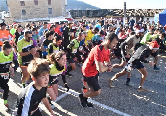 Imagen de los participantes de la categoría absoluta en la salida de la San Silvestre de Candelario