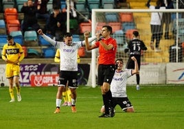 Maikel Villajos alza sus brazos, junto a Cristeto, después de lograr el pase de ronda en Copa del Rey frente al Alcorcón esta temporada.