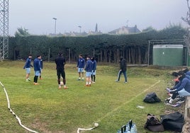 Varios jugadores del Salamanca UDS, preparándose para comenzar el entrenamiento este domingo.