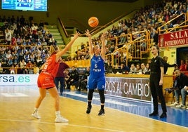 Silvia Domínguez pasa el balón ante Esther Castedo en el Avenida-Ensino de la 14ª jornada.