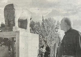 Carter contempla el verraco del Puente Romano