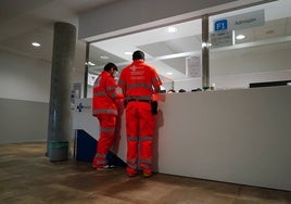 Dos trabajadores de Emergencias Sanitarias, en la Admisión de Urgencias.