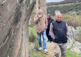 El consejero de Cultura de la Junta de Castilla y León, Gonzalo Santonja, y el director general de Patrimonio de Castilla y León, Juan Carlos Prieto, en el Yacimiento de Siega Verde.