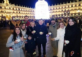 Varias personas toman las uvas en la Plaza Mayor.