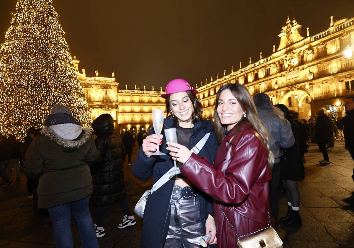 Dos jóvenes brindan en la Plaza Mayor en la pasada Nochevieja.
