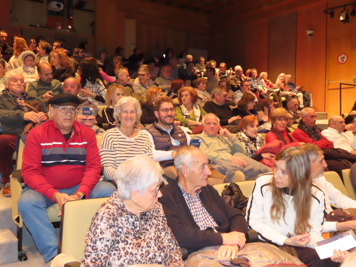 Grandes brindis, valses y villancicos para dar la bienvenida al 2025 en Peñaranda de Bracamonte