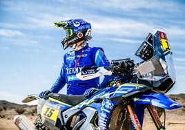 Lorenzo Santolino con su moto preparado para abordar desde hoy su séptimo Dakar.