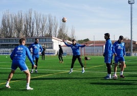 Los jugadores de Unionistas en un rondo durante un entrenamiento.