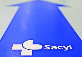 Una flecha con el logotipo de Sacyl señala la dirección a seguir dentro del Hospital de Salamanca.