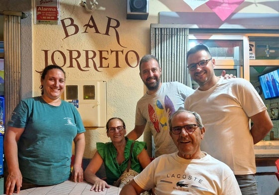 José Manuel Jorreto, arriba a la derecha, en el bar, acompañado de familia y amigos.