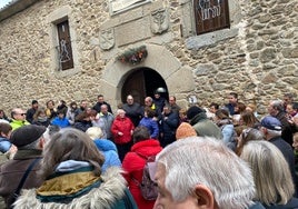 Familiares, vecinos y allegados durante el minuto de silencio  frente al Ayuntamiento de Miranda.