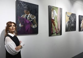 María Zarló posa junto a algunas de sus obras.