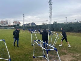 El staff de Jehu Chiapas y Jon colocando las mini porterías antes del partidillo.