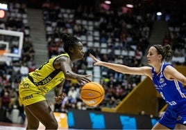 Antonia Delaere defiende a Mamignan Touré.