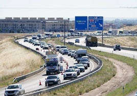 Un carril cortados por las obras de mejora del firme en la A-66 junto a la glorieta de Buenos Aires.