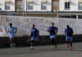 Gustavo, Curro y Souley, haciendo series en el párking del Helmántico.