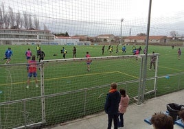 Los aficionados más jóvenes presentes en el entrenamiento de este domingo en el anexo al Reina Sofía.