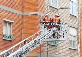 Los Bomberos de Salamanca intervienen en la vivienda afectada.