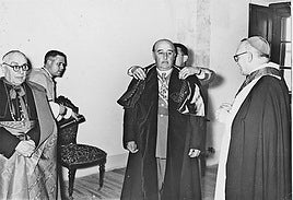 Antes de entrar en el Aula Magna de la Pontificia, Franco fue vestido con el traje académico.