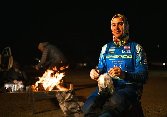 Lorenzo Santolino durante la madrugada al calor del fuego.