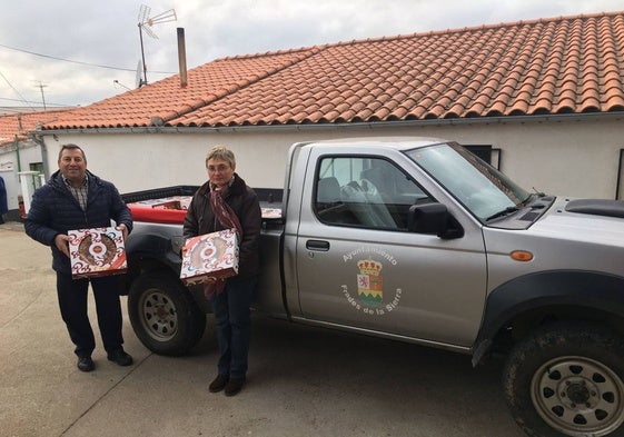 Francisco Navarro e Isabel Jimenez, con los roscones que repartieron casa por casa.