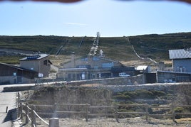 Imagen de la estación de esquí bejarana de La Covatilla a finales de diciembre sin nieve en sus pistas por la falta de nevadas.