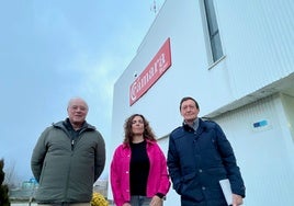 Ángel Hernández, Marian Hernández y Salvador González, ayer en las instalaciones de la Cámara de Comercio como entidad que apoya el proyecto.