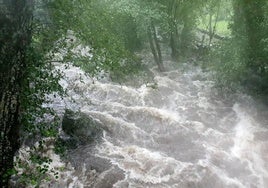 Río Cuerpo de Hombre a su paso por la isla de la Aliseda en un día de fuertes vientos y lluvias.