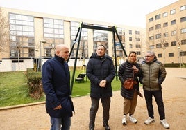 Carlos García Carbayo y María José Coca, segundo y tercera por la izquierda, en la plaza reformada.