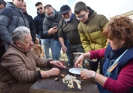 Demostración de elaboración de embutido en la matanza de Pelabravo.