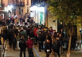 Jóvenes de fiesta en al calle Varillas, donde ocurrieron los hechos.