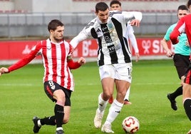 Adrián Fuentes, máximo goleador del Tarazona, con el cuero en su poder.