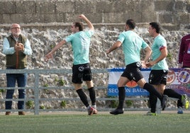 Los jugadores del Escobedo, con Gandarillas a la cabeza, celebra un tanto de la presente temporada.