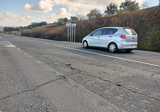 El agrietamiento del firme es uno de los principales problemas de la vía, tanto en zona urbana como en el exterior.