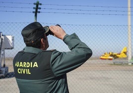 Un agente del Equipo Pegasus vigila drones ilegales en el aeropuerto de Matacán.