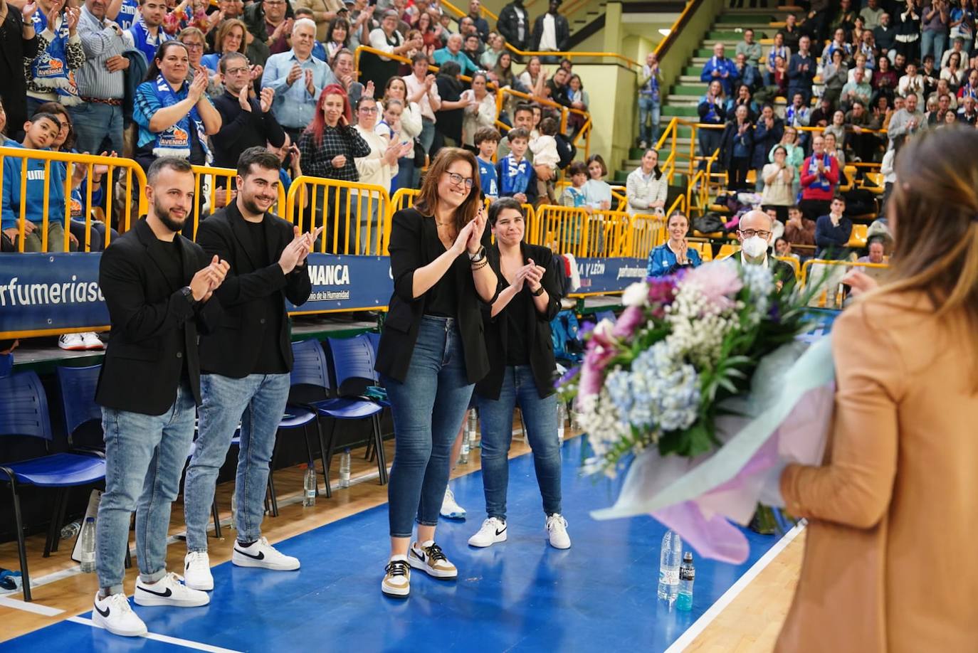 Así ha sido la emocionante despedida de Leo Rodríguez en Würzburg: flores, ovaciones y un tributo histórico