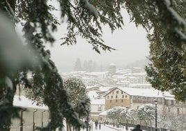 Los tejados de la localidad cubiertos por la nieve |