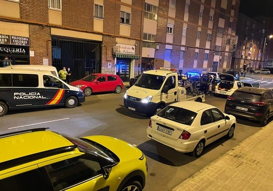 Efectivos policiales, en el Paseo de Los Robles tras el grave accidente.