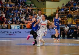 Silvia Domínguez y María Asurmendi, en una acción del partido.