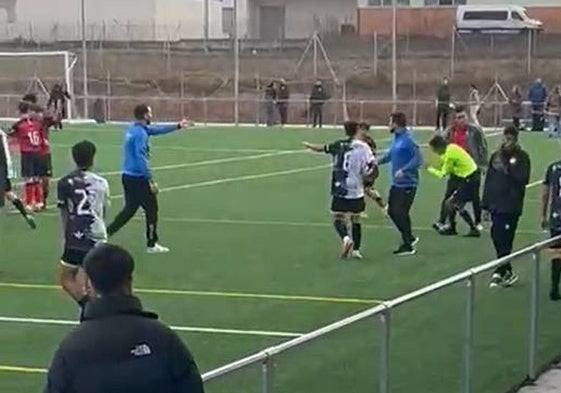 Deleznable: la secuencia completa del intento de agresión al árbitro de fútbol base en el campo anexo al Reina Sofía