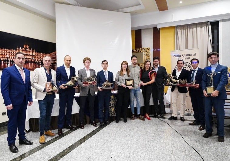 Foto de familia de los premiados y miembros de Albero Charro.