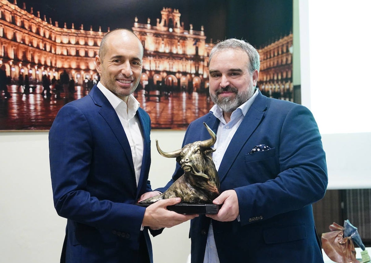 Imagen secundaria 1 - Curro Vivas recogió de manos de Rafael Martín la undécima edición del galardón al mejor par de banderillas de la Feria de Salamanca; y Manuel Núñez Elvira, ganadero de Vellosino, el trofeo al toro mejor presentado que le entregó Cesáreo Navarro. El premio al mejor banderillero es el más antiguo de los ocho que ya entrega en su gala Albero Charro. 