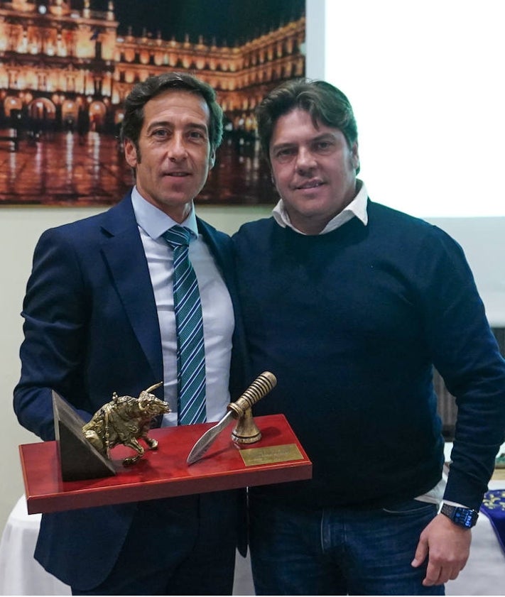 Imagen secundaria 2 - El subalterno José Luis Barrero, el picador Óscar Bernal y el tercero Vicente Herrera recibieron los premios de la mano de Dolores Sánchez, Marce García y Guillermo Barbero. 