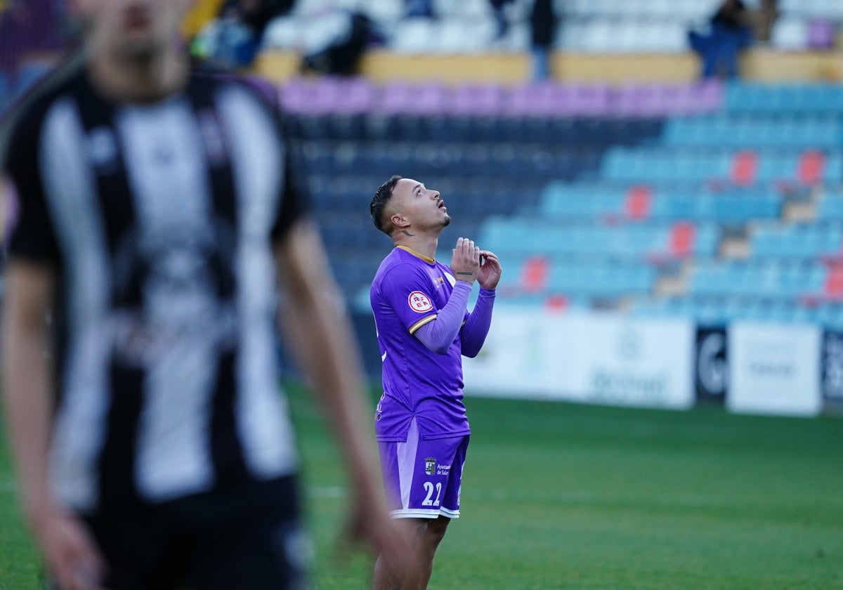 Juancho se lamenta de una ocasión errada durante el partido ante el Escobedo.