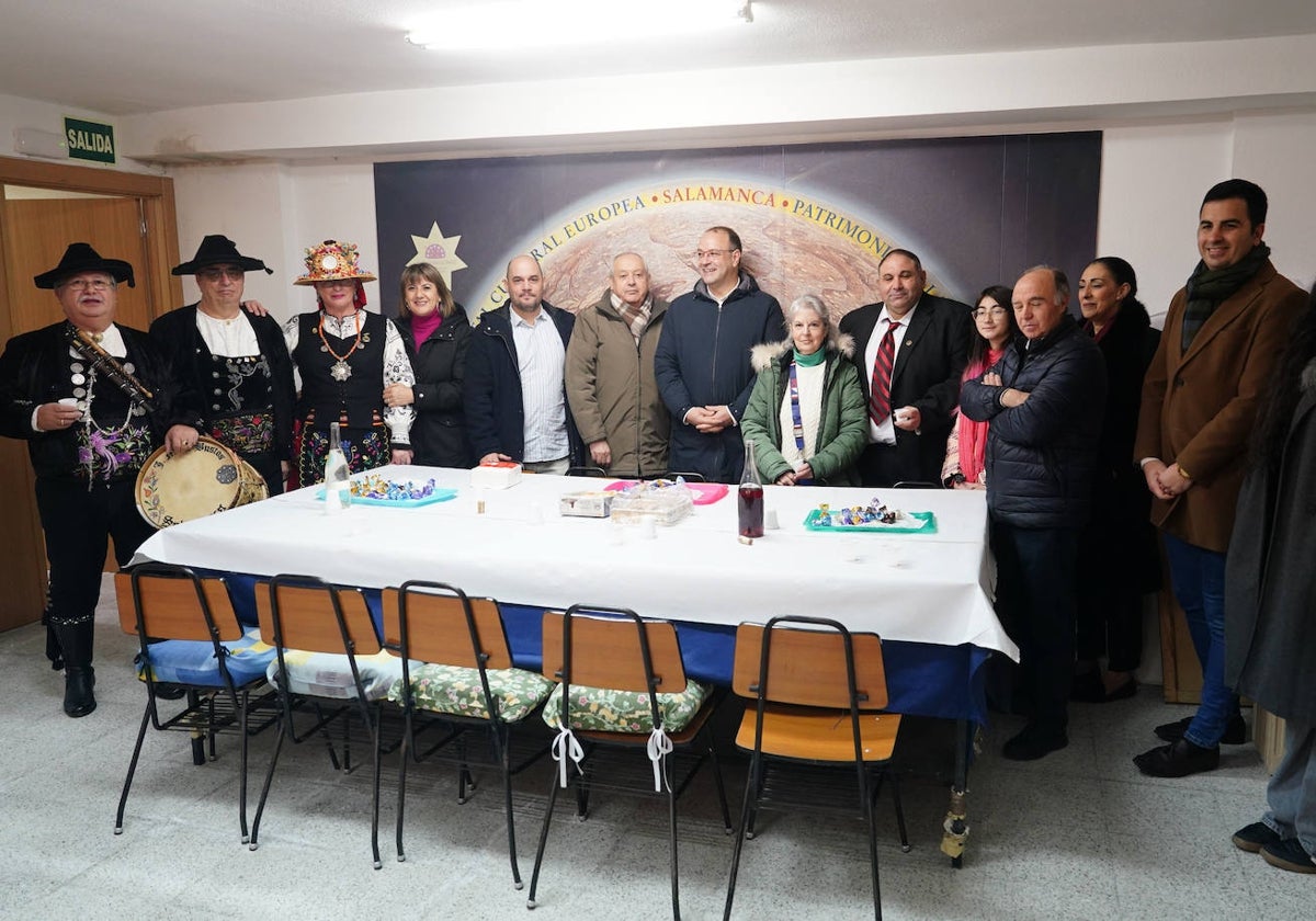 Representantes municipales y vecinales, este domingo en la sede de Fauba.