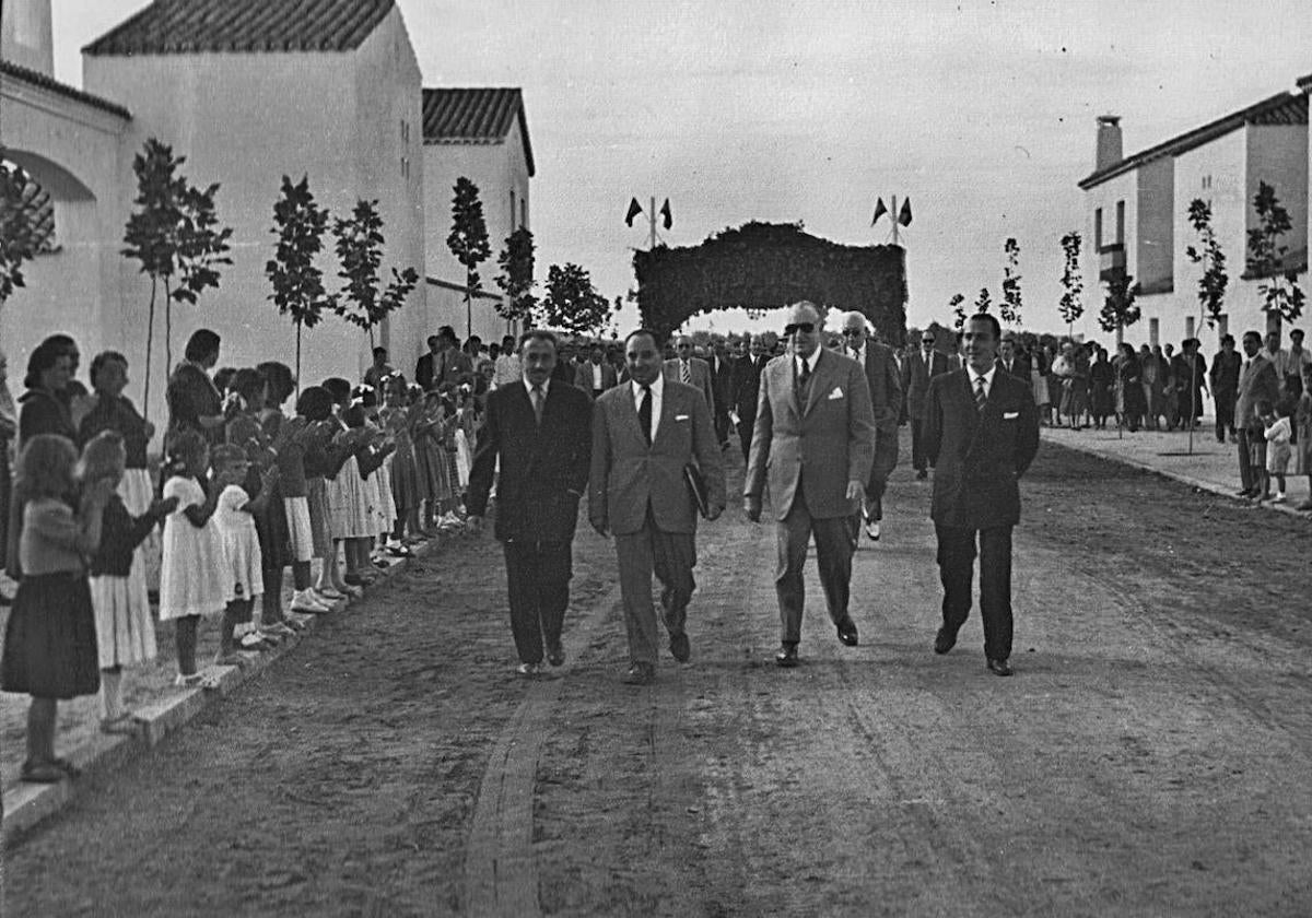 Los vecinos de Águeda, entonces «del Caudillo», saludan con aplausos a las autoridades el día de la inauguración, 9 de mayo de 1954.